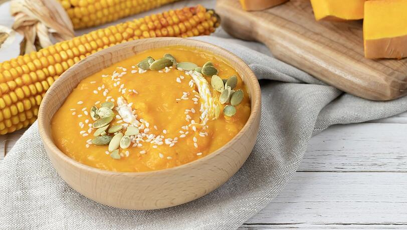 Kürbiskerne und Sesam runden die Suppe ab. Kürbiskerne und Sesam runden die Suppe ab.