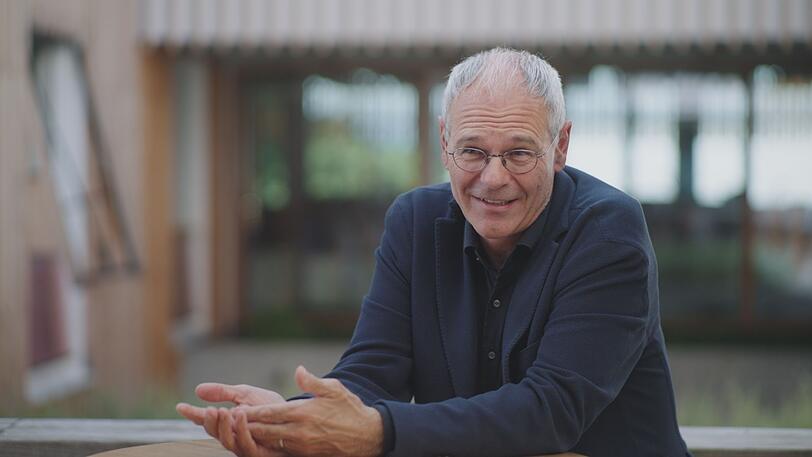 Wie erziehe ich mein Kind richtig? Professor Oscar Jenni schreibt Ratgeber, die sich an Eltern richten.