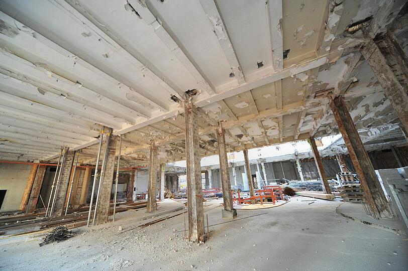 Die denkmalgeschützten Eisenträger in der alten Druckerei werden entblättert und entrostet.