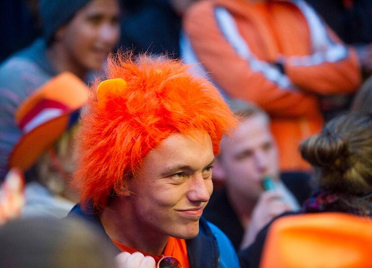 Miese Laune in orange: Bei den Holland-Anhängern ist nach dem fulminanten Sieg der DFB-Elf die Stimmung am Boden. Die Bilder