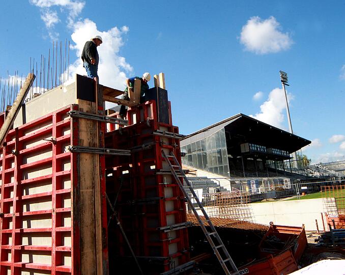 Der Rollrasen wächst an, die Heizung darunter ist installiert, im Juli 2013 soll das alte Grünwalder Stadion dann ein "neues Schmuckstück für alle Fußballfans" sein. Die Bilder vom Baustellenrundgang