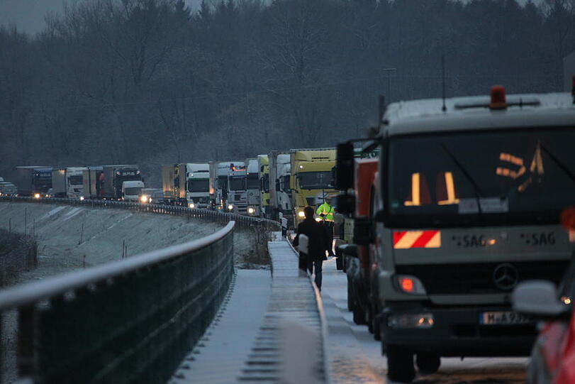Schwerer Unfall auf dr A94 bei Töging: Ein Lkw ist ein Unfall-Auto gerast. Ein Mensch kam bei dem Crash ums Leben. Die Bilder.