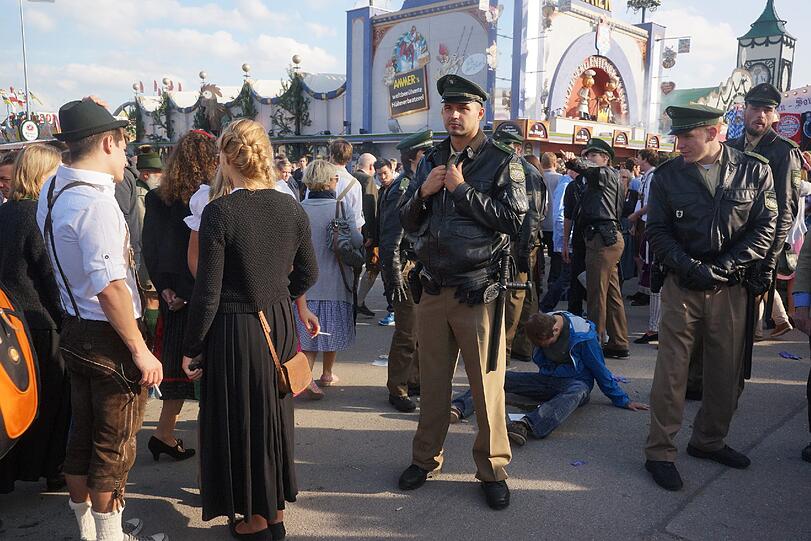 Auf der Wiesn geht?s wieder rund! Seit Samstag feiern die Münchner und Touristen auf der Wiesn. Die besten Wiesn-Bilder vom Samstag.