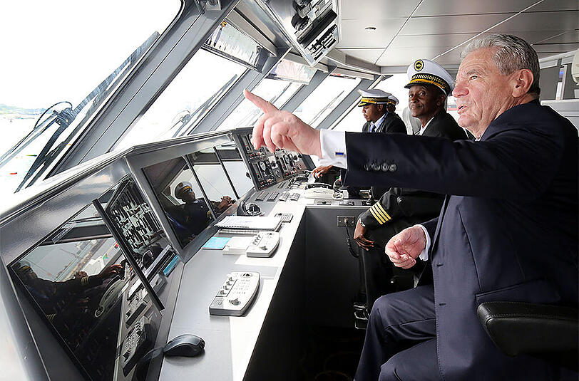 Gauck bei der Überfahrt von Daressalam nach Sansibar.
