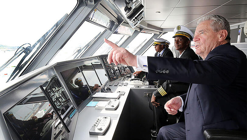 Gauck bei der Überfahrt von Daressalam nach Sansibar.