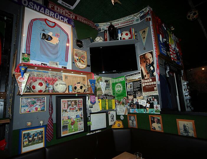 Trikots, Poster, Wimpel und anderer Krams bis zur Decke und in jeder Ecke: Das "Stadion" ist eindeutig eine Fußballkneipe.