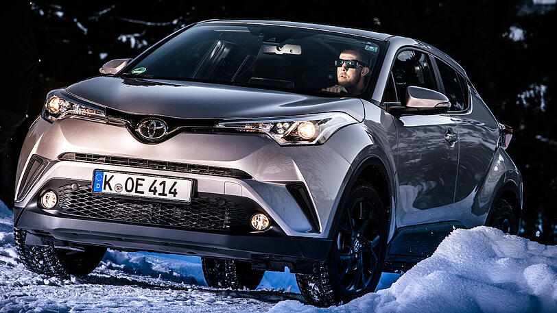 Der Toyota C-HR basiert technisch auf dem Markenbruder Prius, ist aber kürzer, höher und breiter.