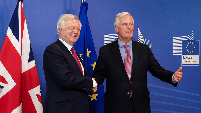 Der EU-Chefunterhändler Michel Barnier (r) und der britische Brexit-Minister David Davis sendeten versöhnliche Signale.