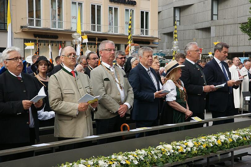 Beim Gottesdienst waren auch Alexander Reissl (SPD), Joachim Herrmann (CSU) und Markus Söder (CSU).