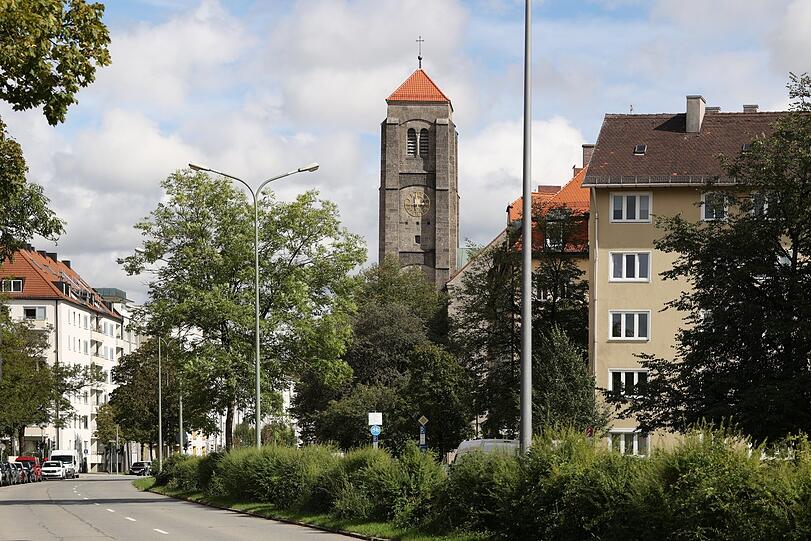 Wuchtig: der mächtige Turm der Kirche Königin des Friedens.