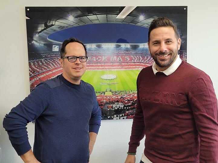 Bayer-Ikone Claudio Pizarro (r.) mit AZ-Reporter Patrick Strasser.
