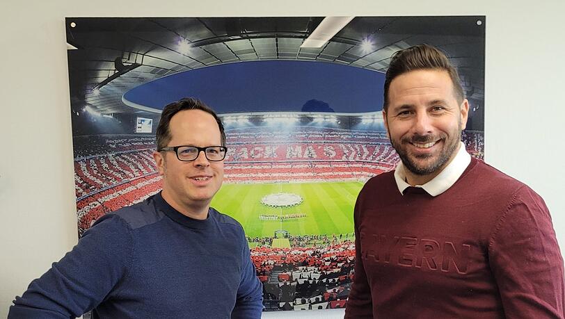Bayer-Ikone Claudio Pizarro (r.) mit AZ-Reporter Patrick Strasser. Bayer-Ikone Claudio Pizarro (r.) mit AZ-Reporter Patrick Strasser.