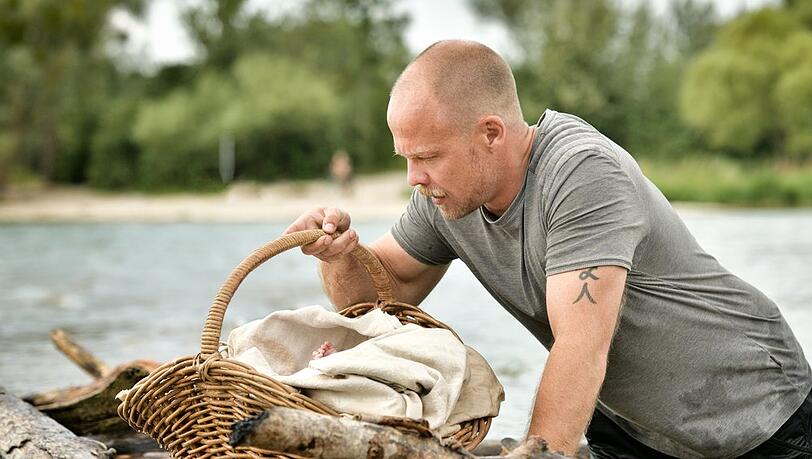 "Die Toten vom Bodensee": Micha Oberländer (Matthias Koeberlin) findet das Baby in einem Weidenkorb.