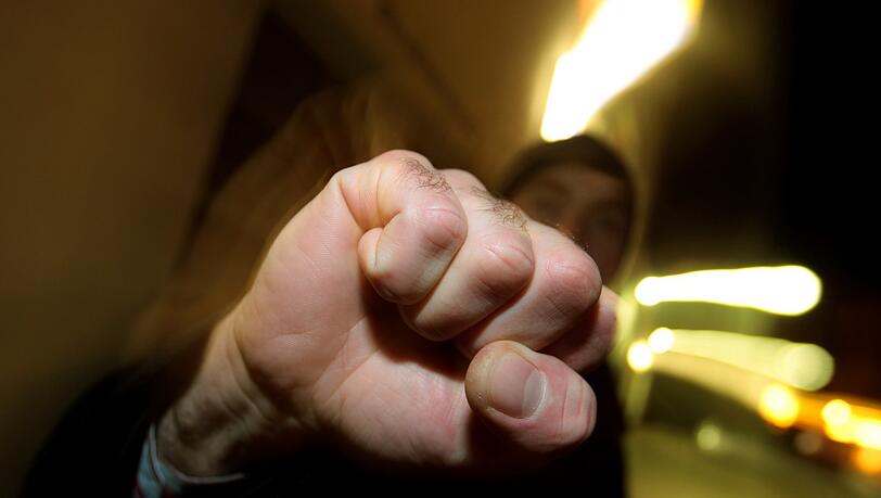 Im Landkreis Passau ist es zu einem Gewaltverbrechen gekommen. Die Polizei sucht den bisher unbekannten Täter.