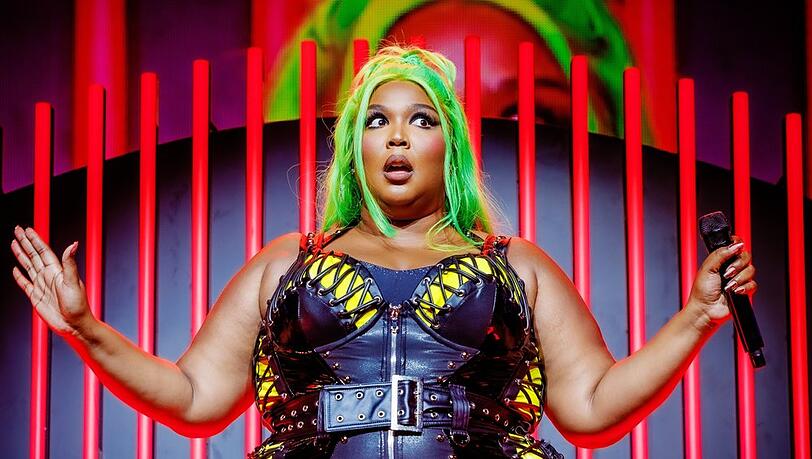 Am 1. August 2023 reichten drei Tänzerinnen aus der Dance-Crew von Lizzos letzter Tournee eine Klage ein, in der sie der Sängerin unter anderem sexuellen Missbrauch vorwarfen.