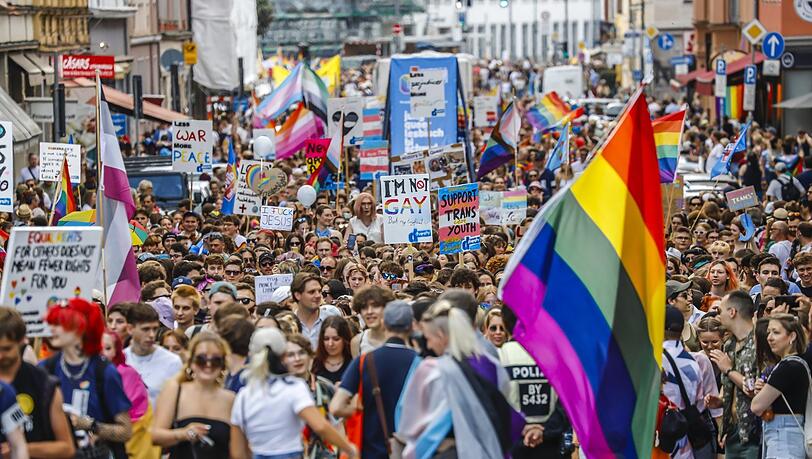 Gesteckt voll war's beim CSD letztes Jahr. Über eine halbe Million Menschen haben an der Politparade teilgenommen, 181 Formationen waren angemeldet. Heuer sind es sogar 210 Organisationen. Das Motto: Vereint in Vielfalt - gemeinsam gegen Rechts.