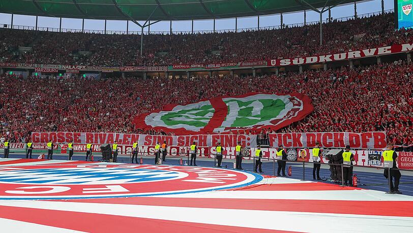 Wurde während der zweiten Halbzeit des Pokalfinales einmal rund ums Stadion gereicht: Das XXL-Anti-DFB-Logo. Wurde während der zweiten Halbzeit des Pokalfinales einmal rund ums Stadion gereicht: Das XXL-Anti-DFB-Logo.