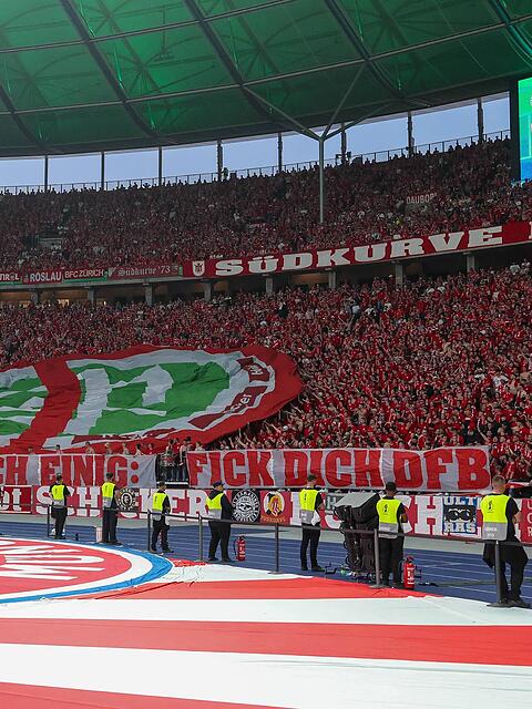 Wurde w&auml;hrend der zweiten Halbzeit des Pokalfinales einmal rund ums Stadion gereicht: Das XXL-Anti-DFB-Logo.