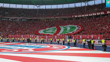 Wurde w&auml;hrend der zweiten Halbzeit des Pokalfinales einmal rund ums Stadion gereicht: Das XXL-Anti-DFB-Logo.