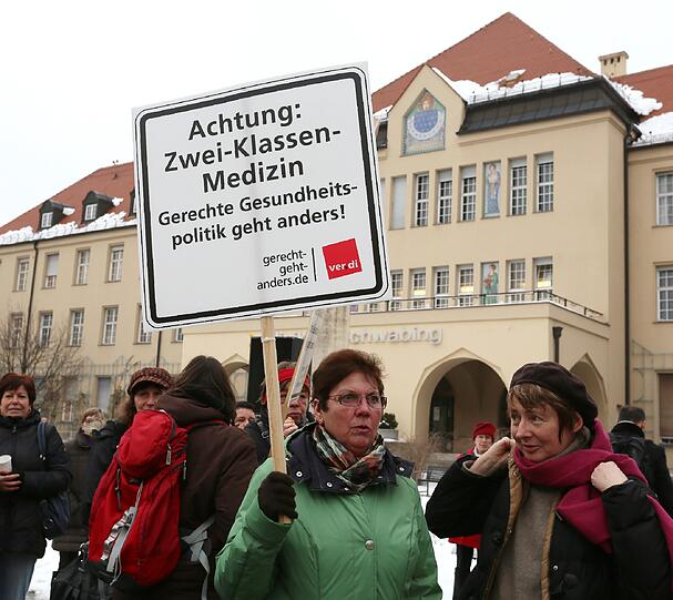 Beschäftigte des städtischen Klinikums demonstrieren vor dem Schwabinger Krankenhaus.
