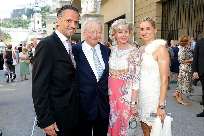 Dr. Wolfgang Porsche mit Claudia Hübner und Tochter Louisa und Alexander.