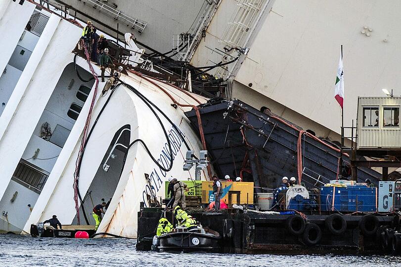 Die aufwendige Bergungsaktion der havarierten "Costa Concordia" ist angelaufen. Bilder von den Vorbereitungen.