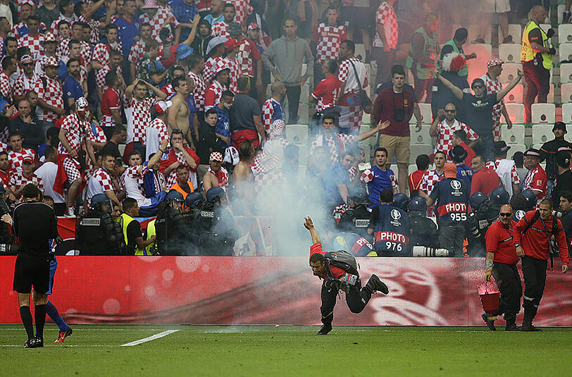 Kroatische "Fans" sind beim Spiel gegen Tschechien völlig ausgerastet. Die Bilder.