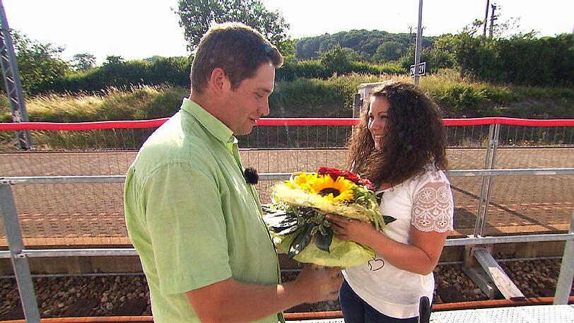 Die Hofwoche beginnt: Mit einem Blumenstrauß holt Guy Victoria vom Bahnhof ab.