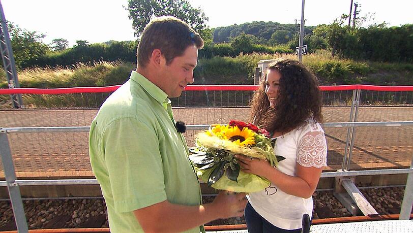 Die Hofwoche beginnt: Mit einem Blumenstrauß holt Guy Victoria vom Bahnhof ab. Die Hofwoche beginnt: Mit einem Blumenstrauß holt Guy Victoria vom Bahnhof ab.