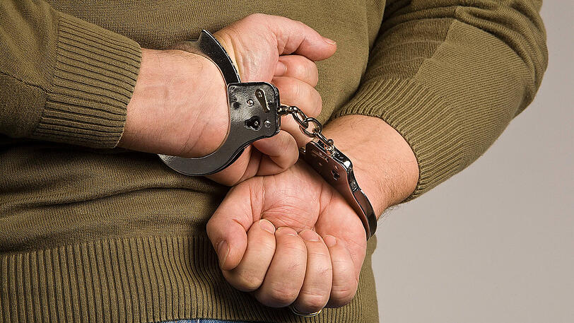 Die Polizisten mussten den Randalierer überwältigen und fesseln (Symbolbild)