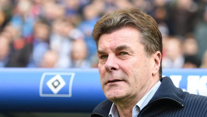 Dieter Hecking steht im Stadion. Foto: Daniel Bockwoldt/dpa/Archivbild Dieter Hecking steht im Stadion. Foto: Daniel Bockwoldt/dpa/Archivbild