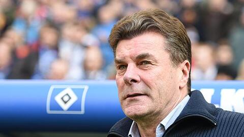 Dieter Hecking steht im Stadion. Foto: Daniel Bockwoldt/dpa/Archivbild