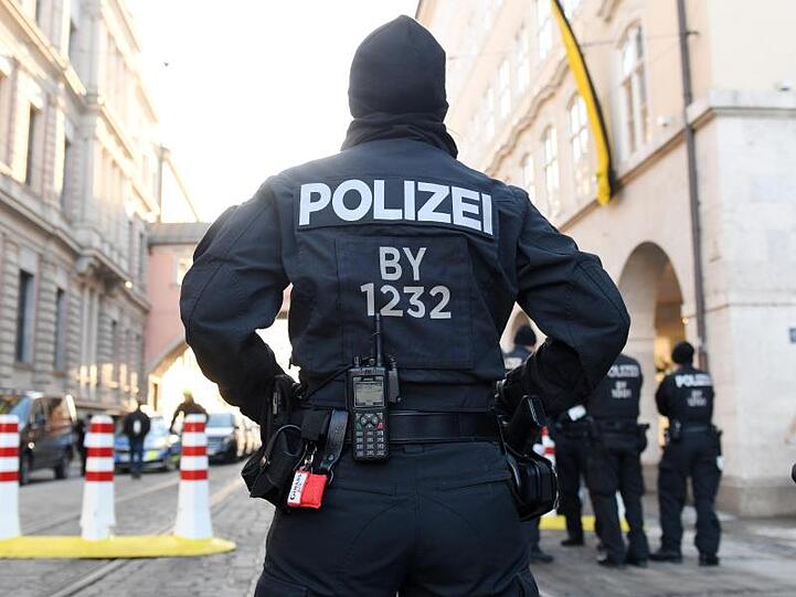 Eine Polizistin steht an einer Straßensperre in der Nähe des tagungshotels. Insgesamt sollen 4400 Beamte die Veranstaltung sichern.