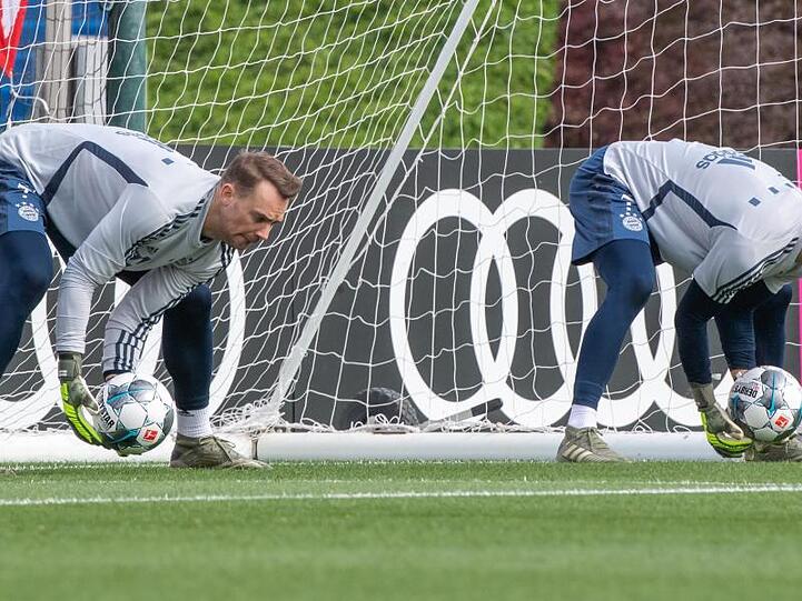 Nummer eins und sein Stellvertreter: Neuer (l) und Sven Ulreich schwitzen derzeit in Doha im Bayern-Trainingslager.