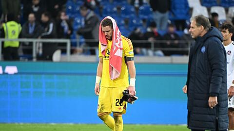 Der Nürnberger Torwart verlässt nach der 4:1 Niederlage den Platz.