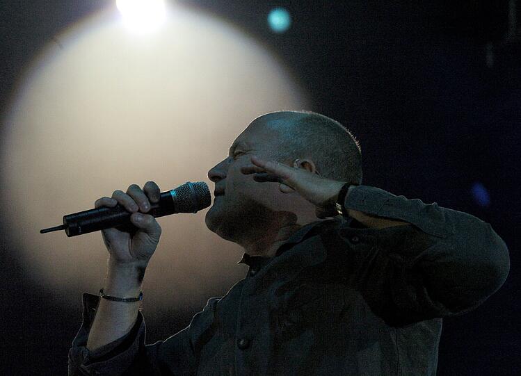Der britische Rock-Star Phil Collins steht 2004  zum Auftakt seiner Deutschland-Tournee auf der Bühne im Münchner Olympiastadion.