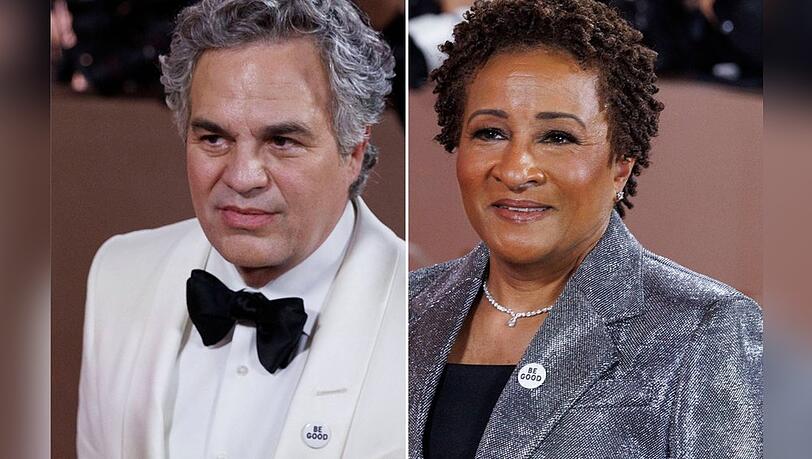 Mark Ruffalo und Wanda Sykes mit sichtbaren "Be Good"-Ansteckern bei den 83. Golden Globe Awards.
