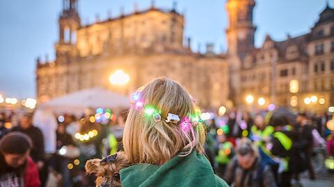Dieses Mal war der Spaziergang ein Lichter- und Laternenlauf, weshalb einige Teilnehmer mit Lichterketten geschm&uuml;ckt waren.
