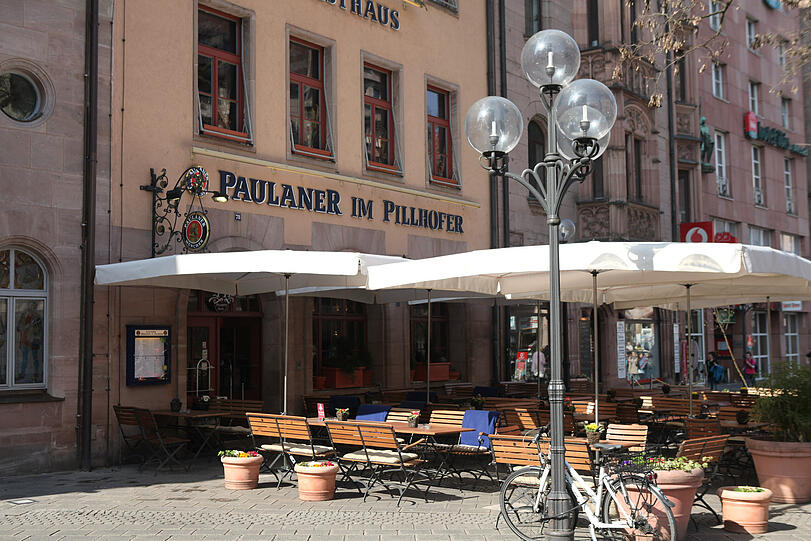 Das Hotel Pillhofer (14 Zimmer) mit Restaurant (3 Gasträume und Biergarten) neben dem Handwerkerhof, ist ein historisches Haus, das vor allem Touristen anspricht. Die Küche ist fränkisch-traditionell, mit Tagesspezialitäten wie Leberkäs, Hackfleisch, Schlachtschüssel, Fisch, Schnitzel oder Braten.