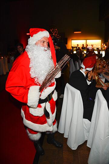 Promi-Damen in Leih-Roben und Lothar Matthäus als Weihnachtsmann. Die Bilder von der Weihnachtsfeier des Online-Kleiderverleihs &bdquo;dresscoded.com&ldquo;.