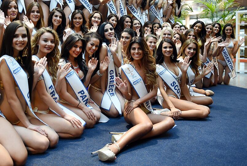 Die Teilnehmerinnen der "Miss Intercontinental" bei einem Pressetermin in Berlin.