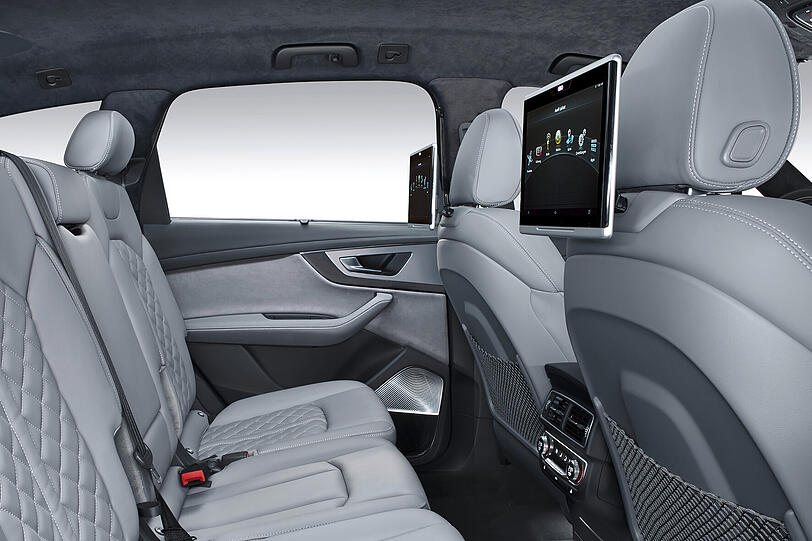 Hohen Komfort und beste Unterhaltung genießen im Audi SQ7 auch die Fondpassagiere.