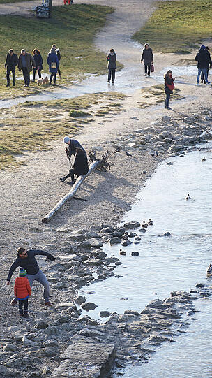 Die Isar an der Reichenbachbrücke am zweiten Weihnachtsfeiertag: Sonne pur.