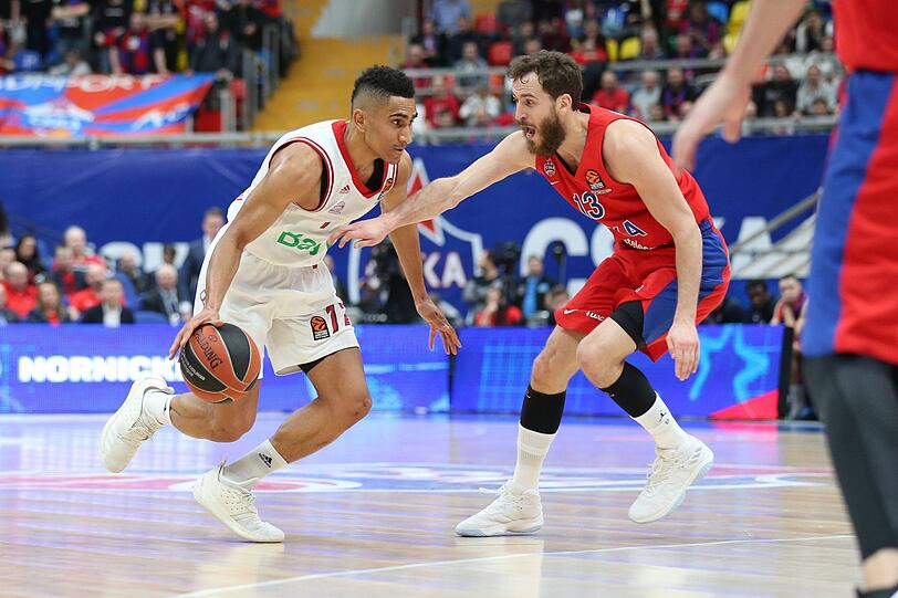 Der Münchner Marod Lo (links) im Duell gegen Sergio Rodriguez vom ZSKA Moskau.