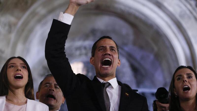 Juan Guaido, selbst ernannter Interimspräsident von Venezuela, bei einem Auftritt vor dem Außenministerium in Buenos Aires. Juan Guaido, selbst ernannter Interimspräsident von Venezuela, bei einem Auftritt vor dem Außenministerium in Buenos Aires.