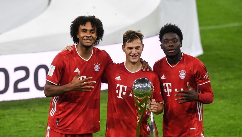 Joshua Kimmich (M) posiert mit Joshua Zirkzee (l) und Alphonso Davies.