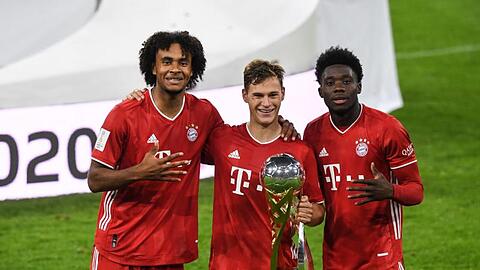 Joshua Kimmich (M) posiert mit Joshua Zirkzee (l) und Alphonso Davies.