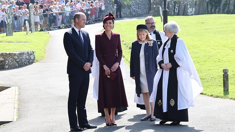 Prinz William und Prinzessin Kate werden vor der St.-Davids Kathedrale in Wales in Empfang genommen.