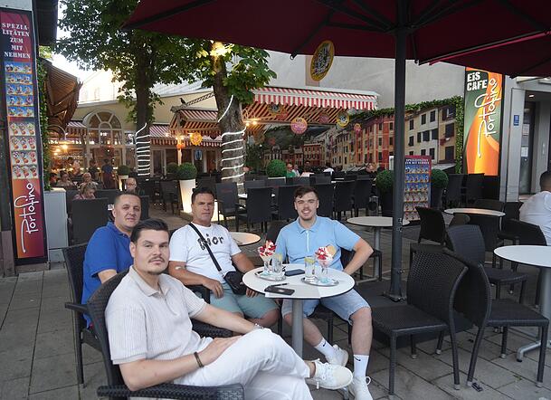 Fazli (v.l. ), Toni, Ragip und Dion gönnen sich Erdbeereisbecher im Eiscafé Portofino in Pasing. Fazli (v.l. ), Toni, Ragip und Dion gönnen sich Erdbeereisbecher im Eiscafé Portofino in Pasing.