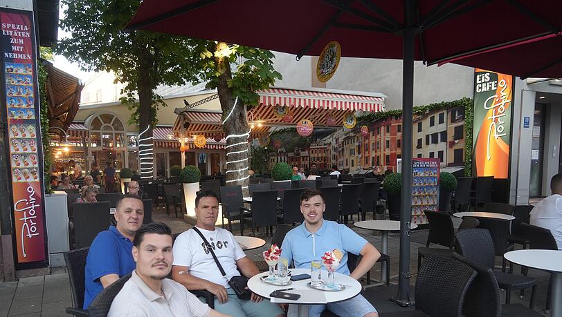 Fazli (v.l. ), Toni, Ragip und Dion gönnen sich Erdbeereisbecher im Eiscafé Portofino in Pasing. Fazli (v.l. ), Toni, Ragip und Dion gönnen sich Erdbeereisbecher im Eiscafé Portofino in Pasing.